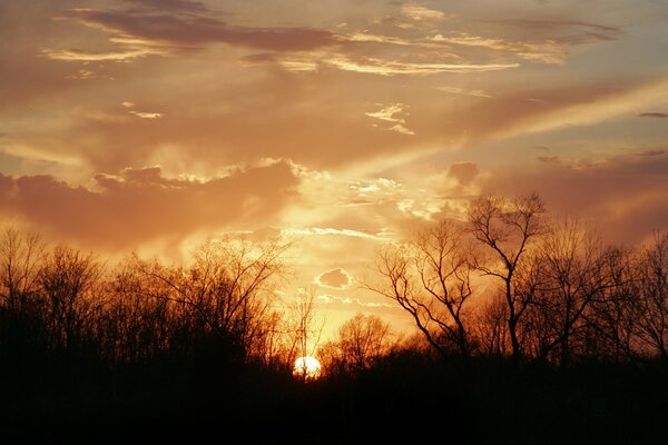 Unter Sonnenuntergang beleuchteter Himmel mit Wolken