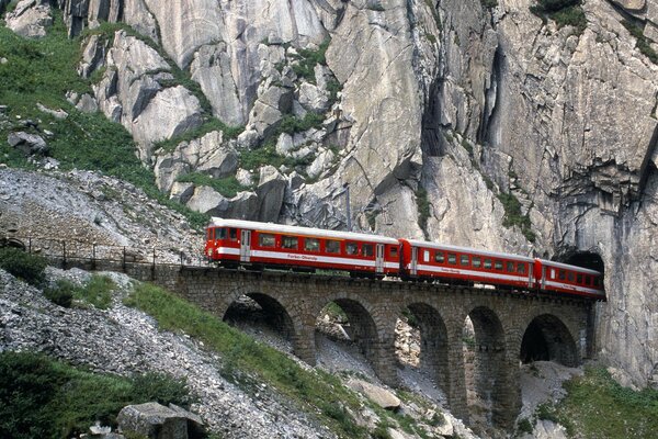 Ferrocarril dentro de las montañas shvetsar