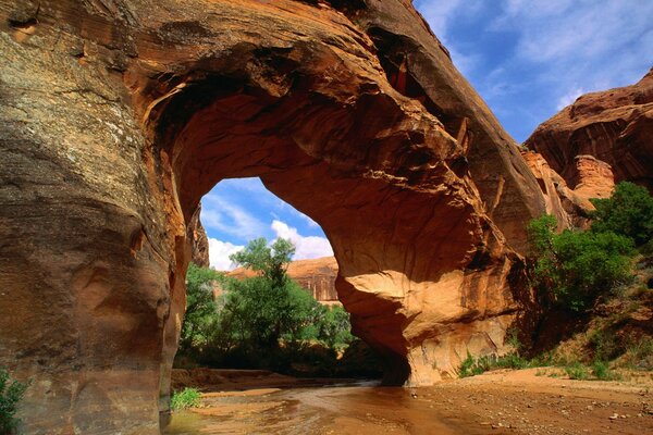 Puente de rocas sobre el río