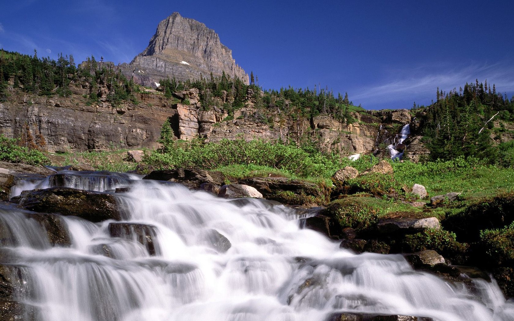 cascade montagnes arbres