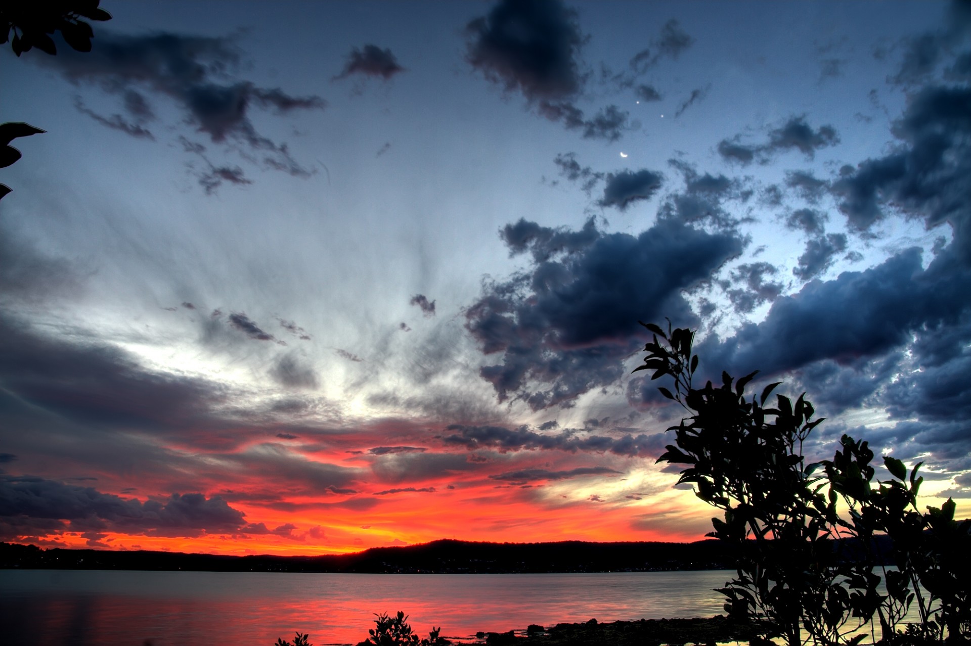 lago costa puesta de sol