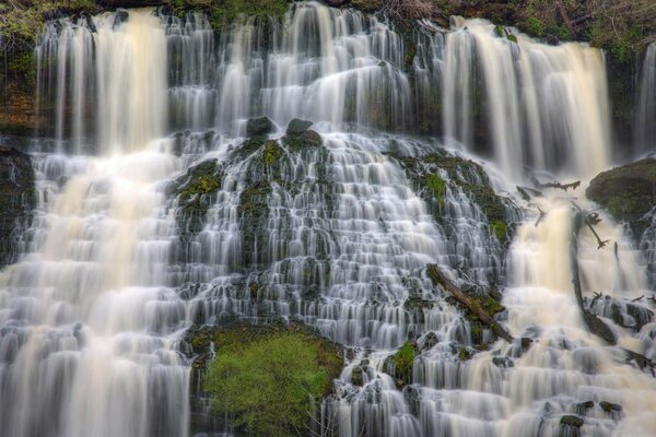 Ein riesiger Wasserfall. Die Natur. Wald