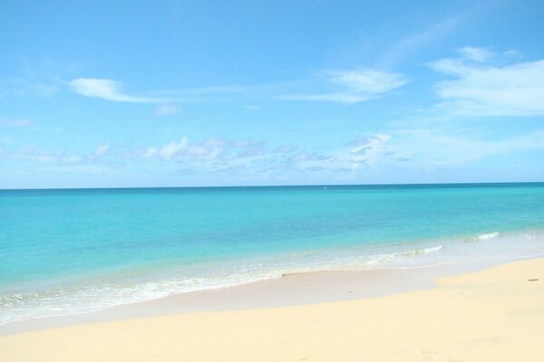 Blauer Himmel und Sandstrand