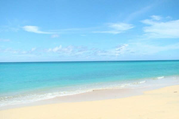 Голубое небо и пляж с песком