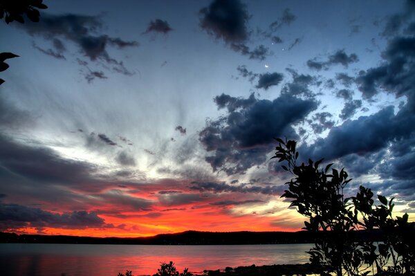 Hermosa puesta de sol en el lago en verano