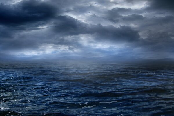 Das blaue Meer verschmolzen mit dem Horizont
