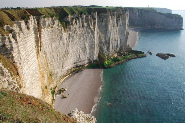 Falaise de sable, plage, eau émeraude