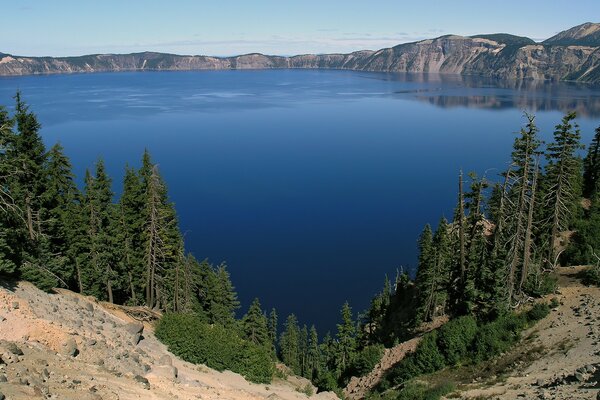 Vue magnifique sur le lac et les montagnes