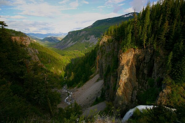 Taiga. Fiume di montagna tra le rocce