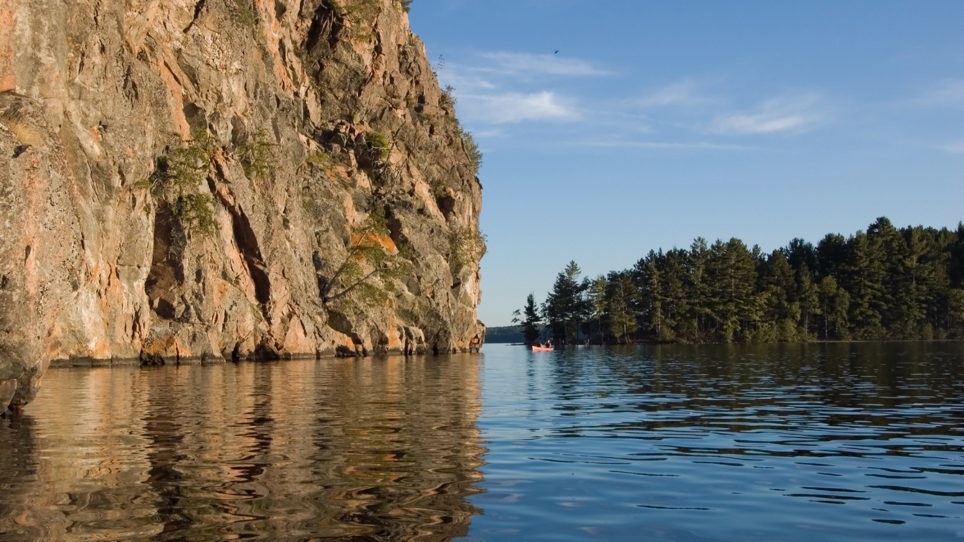 montagne eau bateau arbres