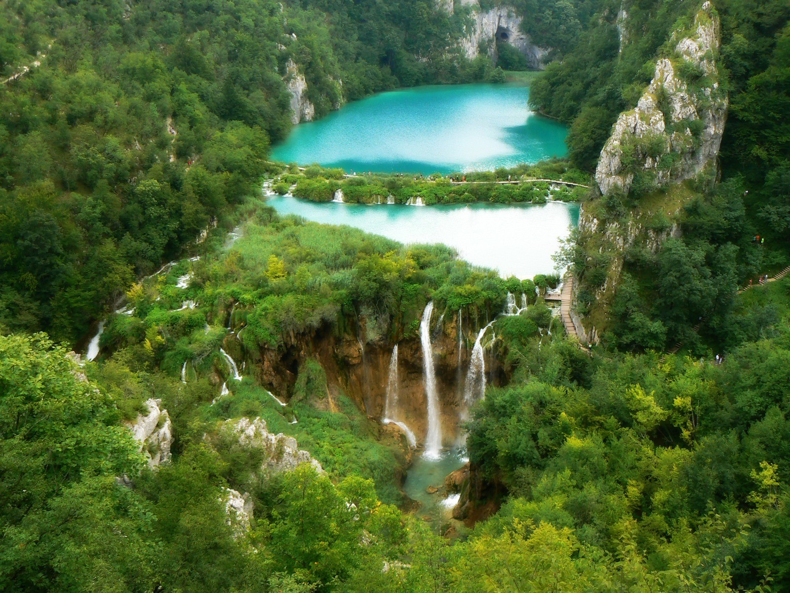 озеро водопад вода скалы лес