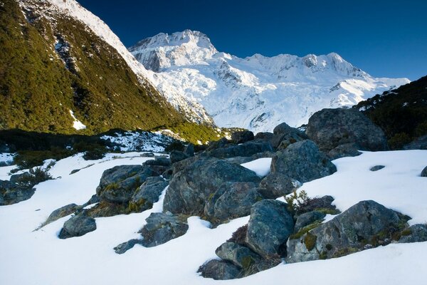 Escoria en la nieve en las montañas