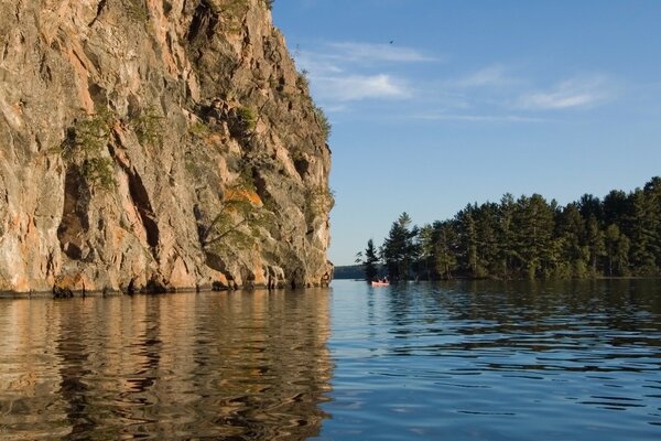 Tra le montagne in lontananza barca sull acqua