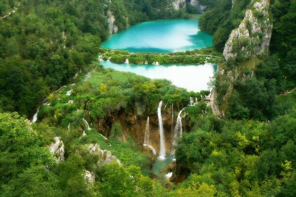 Montagne, lac bleu avec cascade