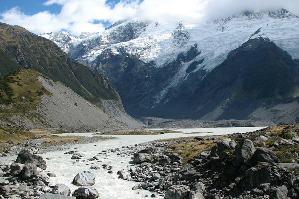 La rivière s étend vers les montagnes enneigées