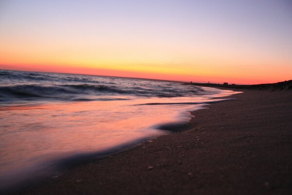 Puesta de sol en el mar del sur en verano