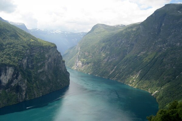 Bergfluss und blauer Himmel