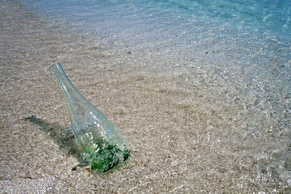 Стреляная бутылка на берегу моря