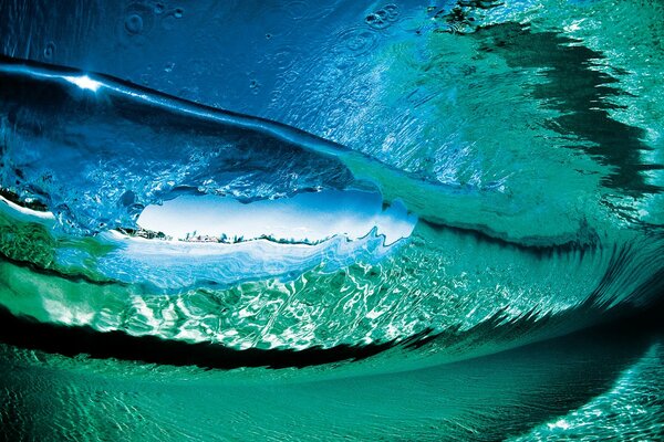 Les rives de la mer pure sont baignées par les vagues