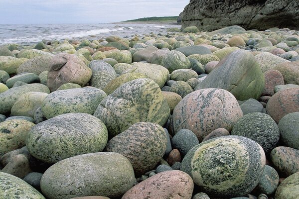 Bunte Kieselsteine am Meer