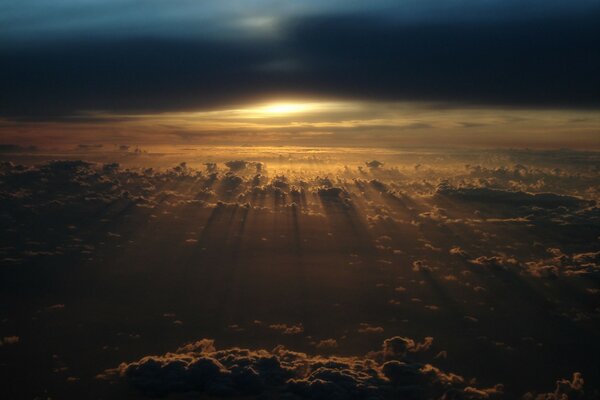 Nuages magiques au coucher du soleil