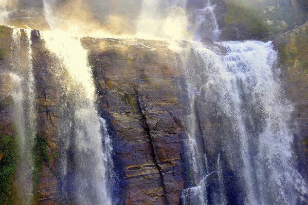 Wasserfall im Sonnenlicht