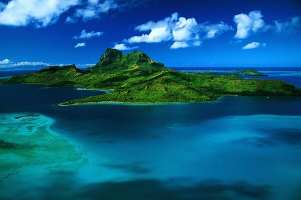 Isla verde en el océano azul
