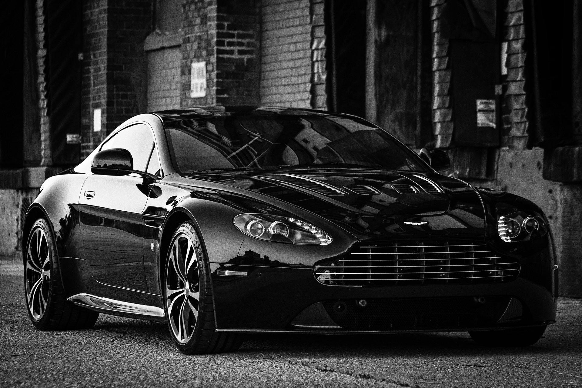 aston martin v12 vantage carbon edition czarno białe zdjęcie