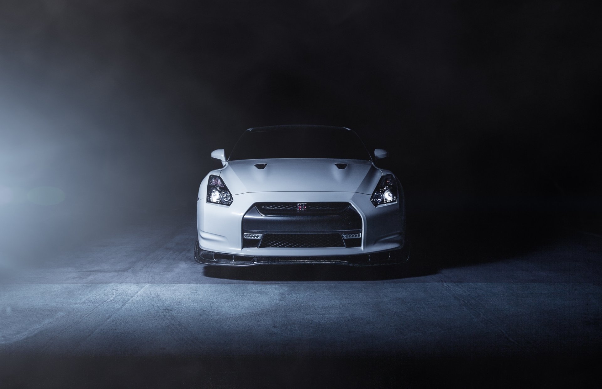 nissan gt-r r35 blanc nissan gt-r avant fumée