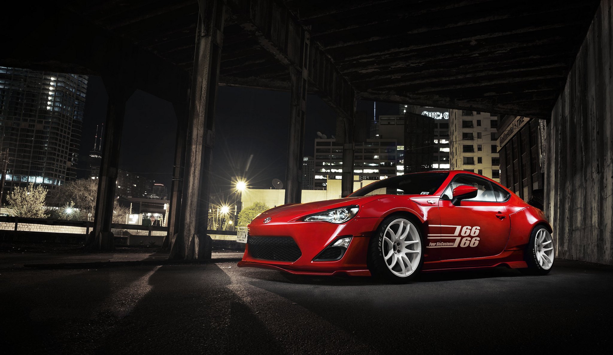 toyota gt 86 rojo frente ciudad