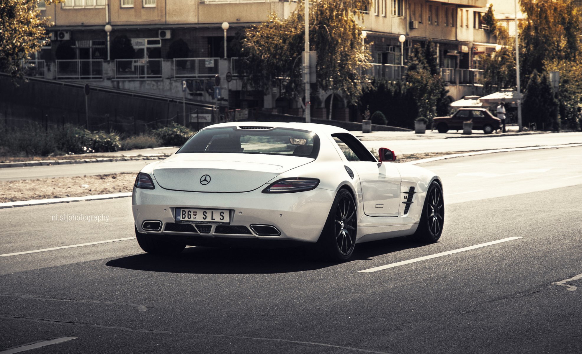 mercedes sls amg biały ni.st zdjęcia merc mercedes wałach sls droga lusterka czerwone tył samochód miasto domy drzewa