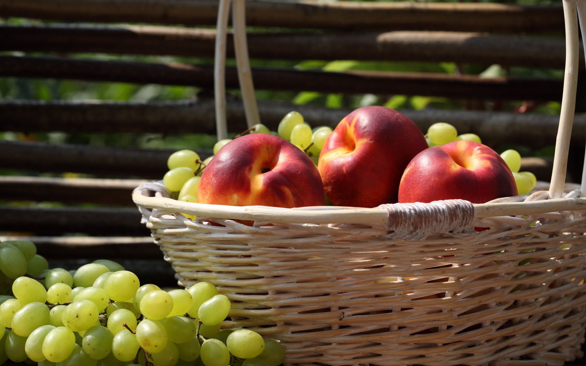 fruta cerca uvas nectarina cesta