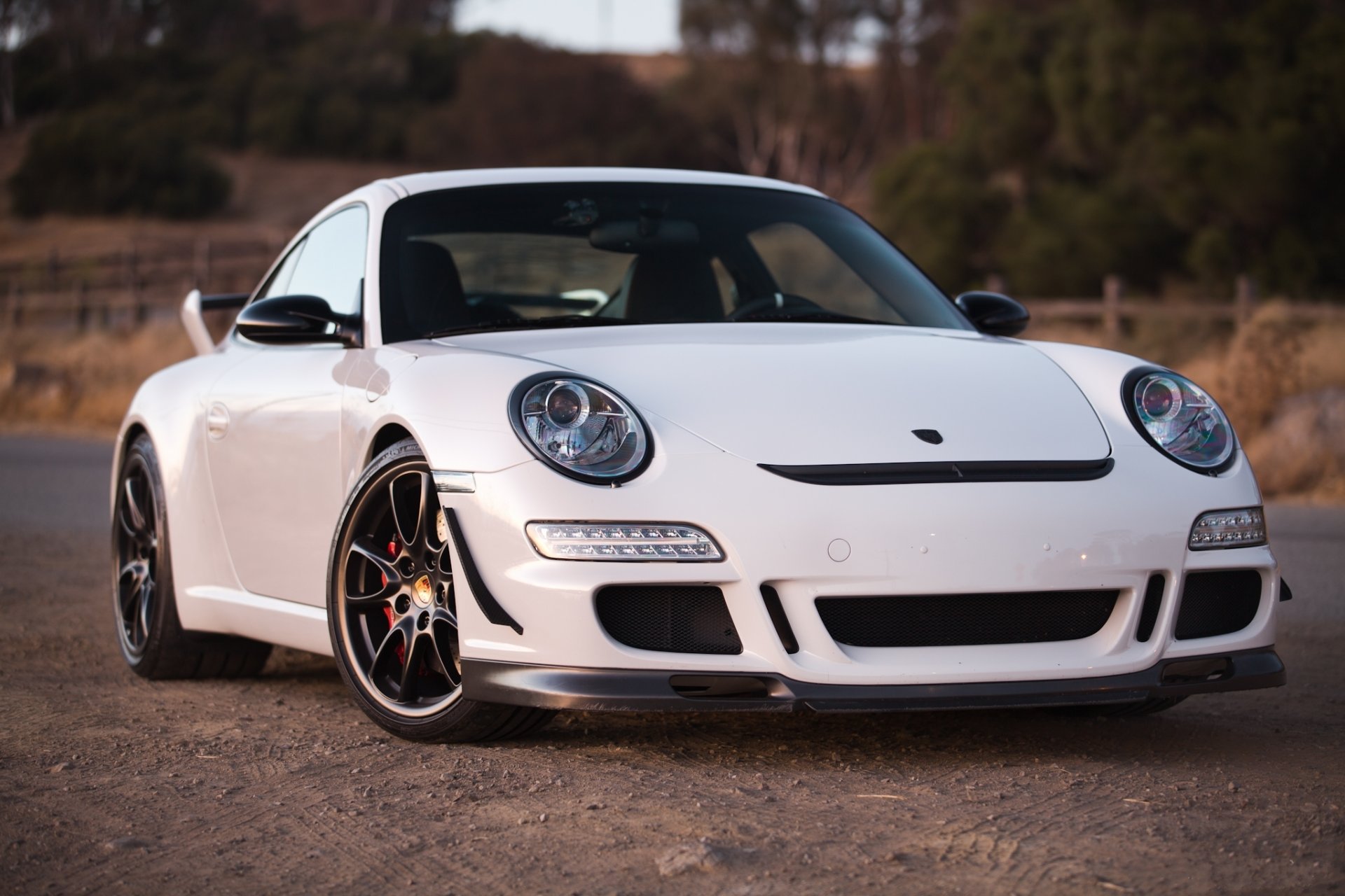 porsche gt3 blanco porsche gt3 frente en la carretera reflexión