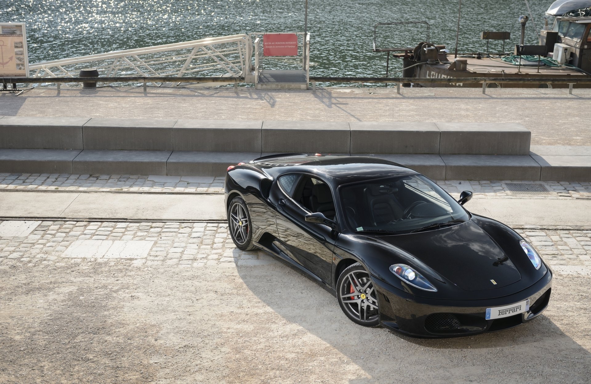 ferrari f430 negro ferrari f430 vista superior terraplén faro de luz