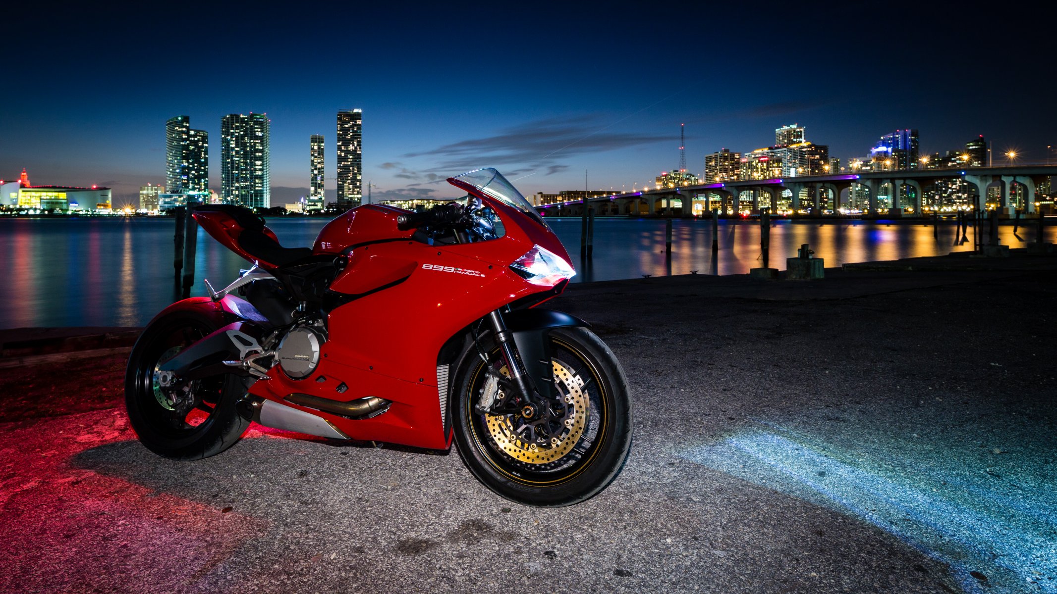 ducati rojo ducati rojo crepúsculo ciudad luces motocicleta