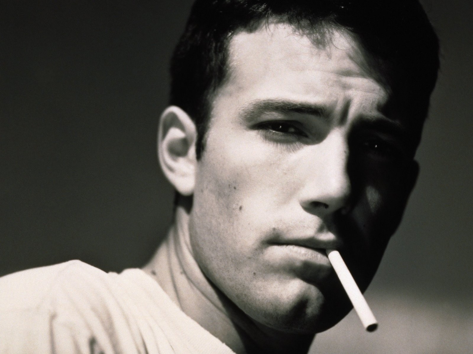 ben affleck actor cigarrillo hombre cara mirada blanco y negro