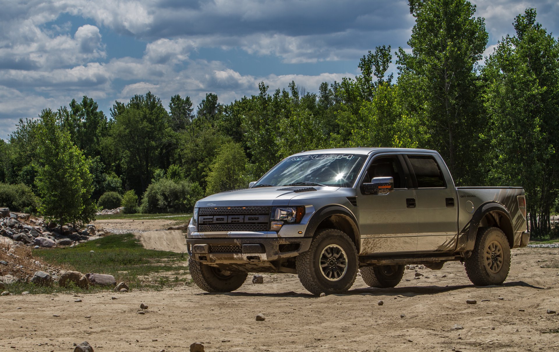 route pierres ford f350 ford f-350 américain camionnette lourde pleine grandeur série super duty capot supérieur équipement d éclairage avec phares doubles tuning forêt arbres