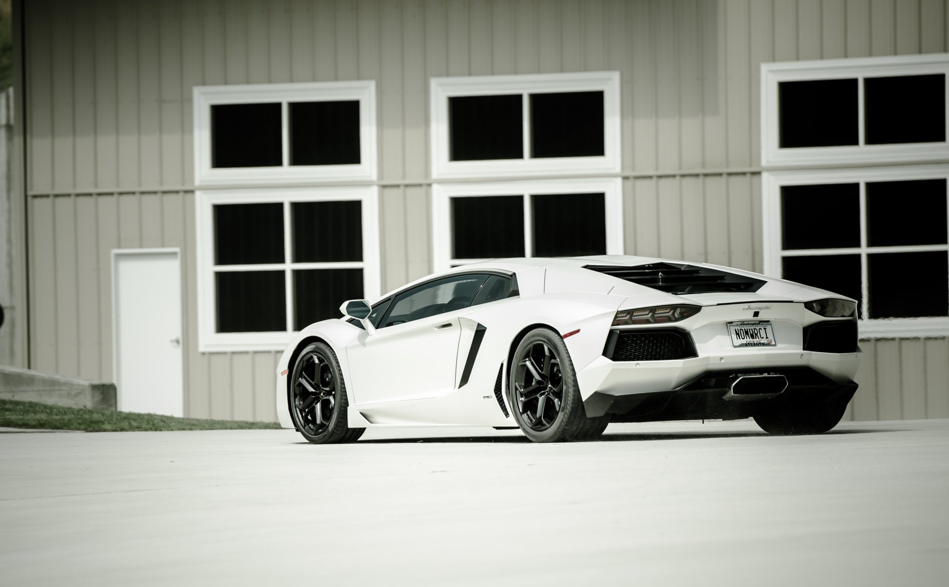 lamborghini aventador lp700-4 bianco lamborghini aventador vista posteriore della finestra di costruzione