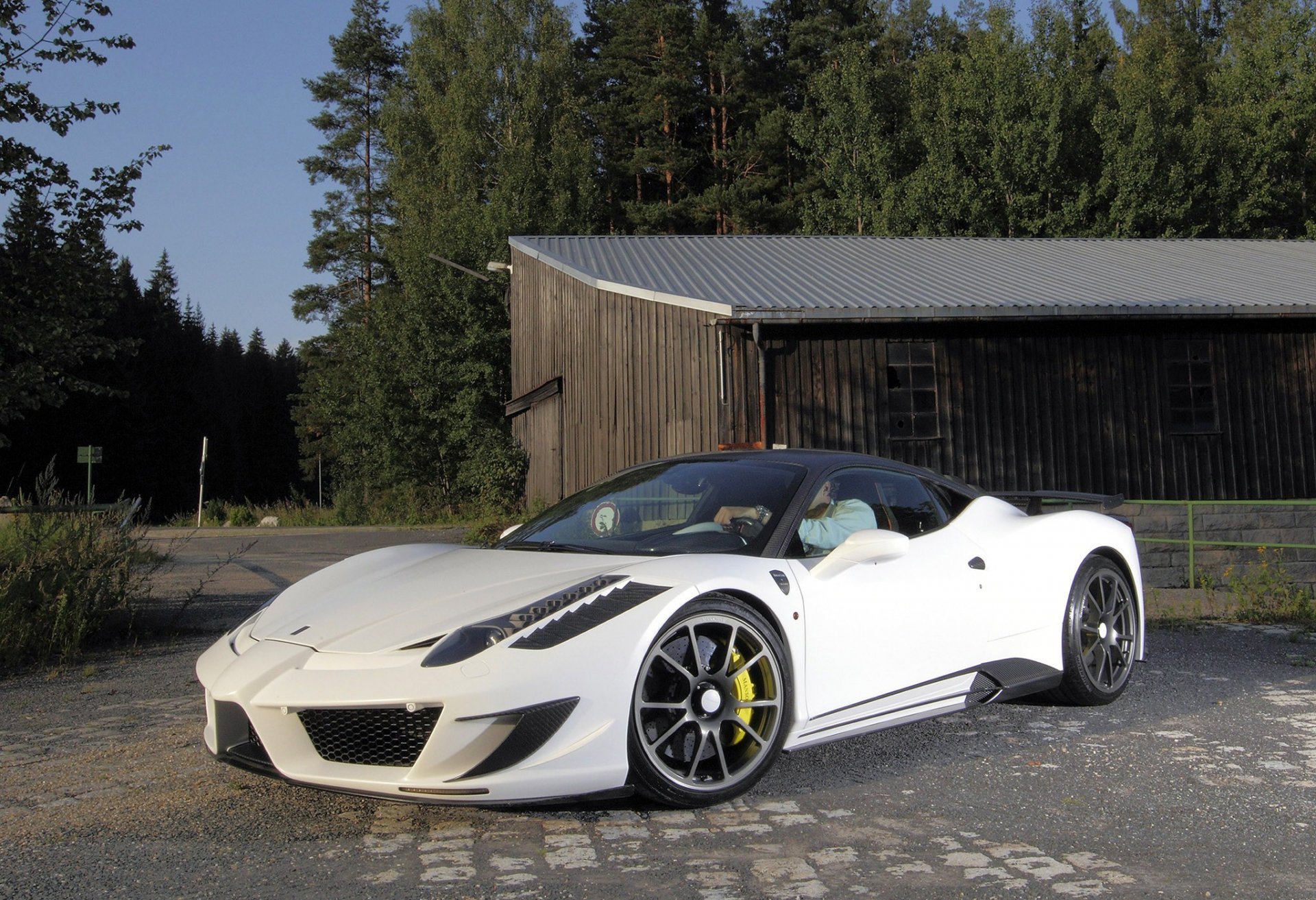 ferrari 458 italia siracura bianco ferrari italia siracusa messa a punto vista frontale edificio recinzione foresta strada