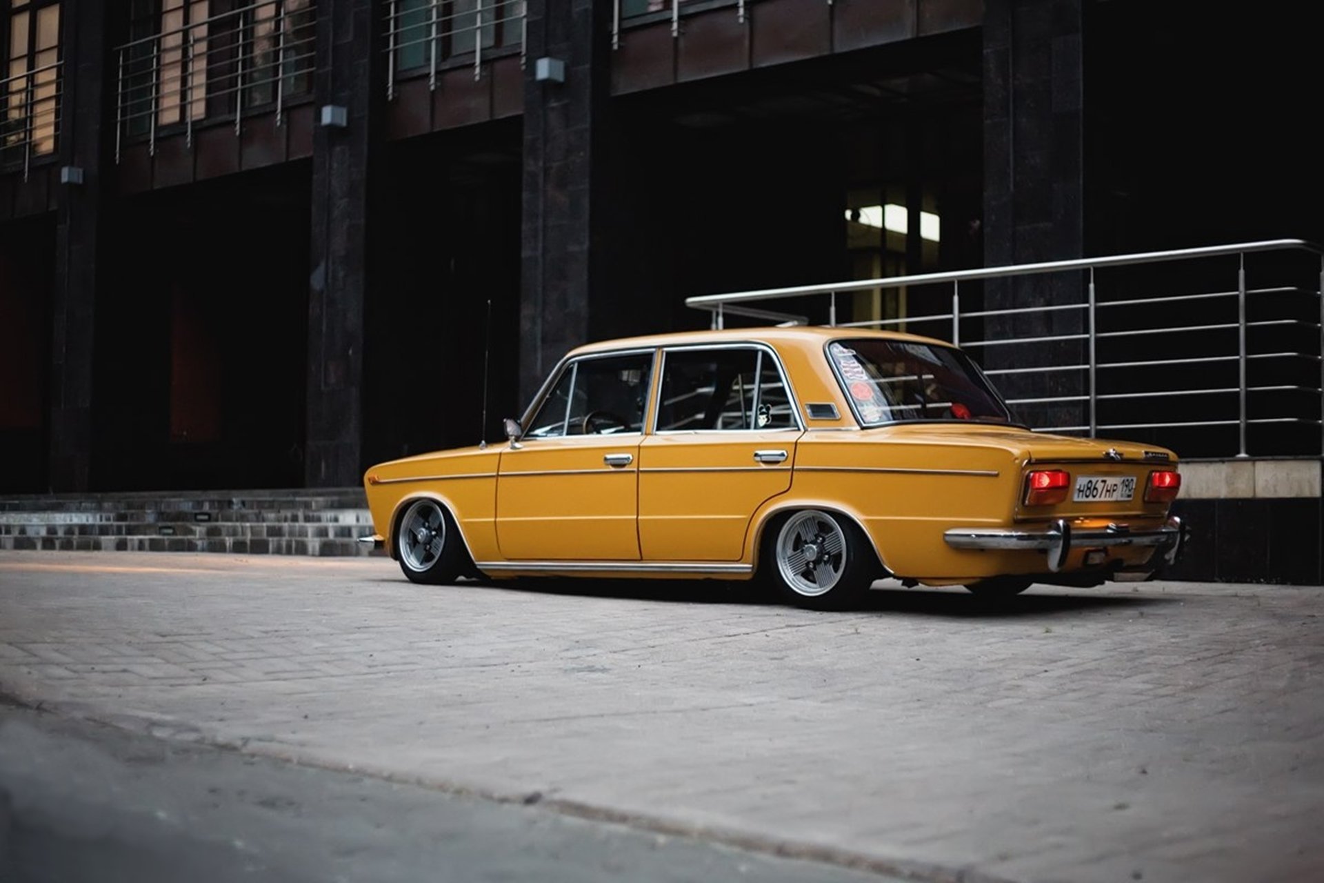 low classic vasen lada lada position