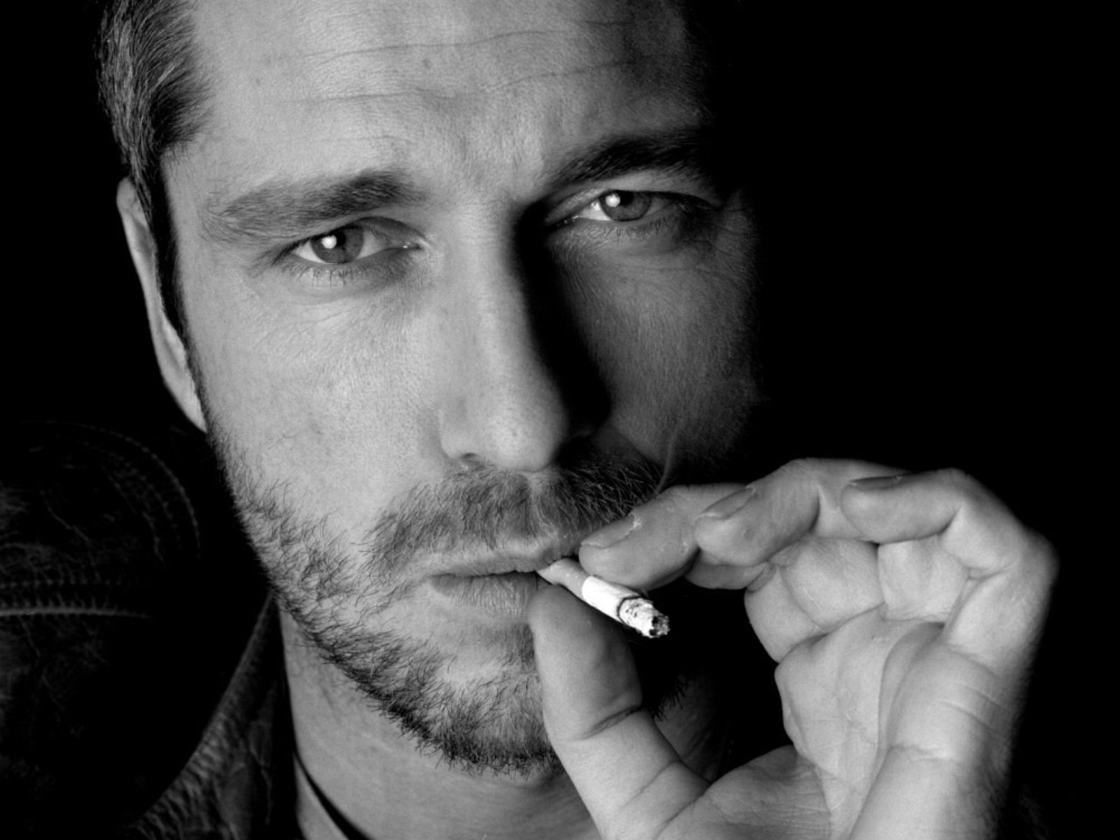 blanco y negro gerard butler cigarrillo cerdas actor hombre cara