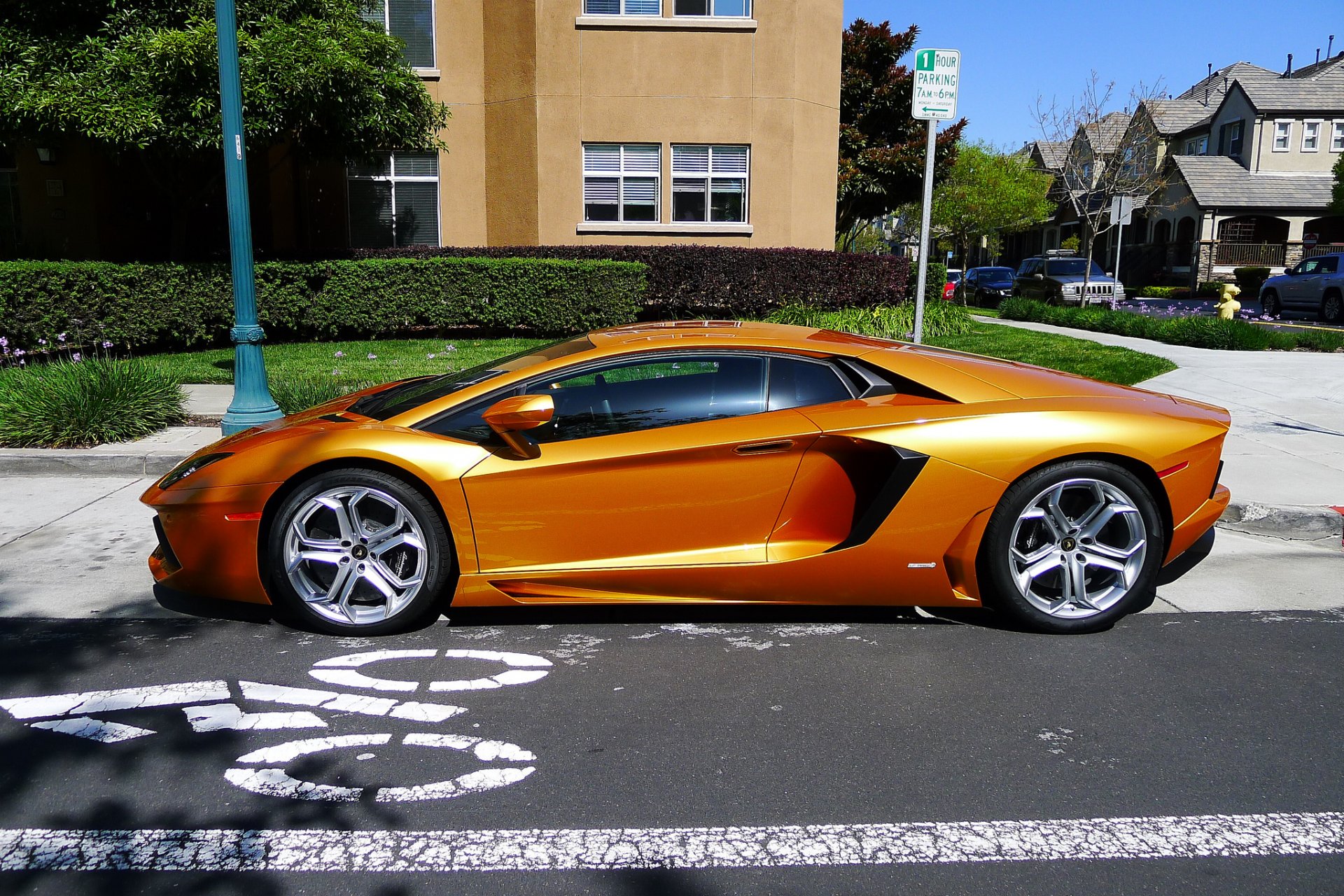 lamborghini aventador lp700-4 amarillo lamborghini aventador perfil césped arbusto árboles