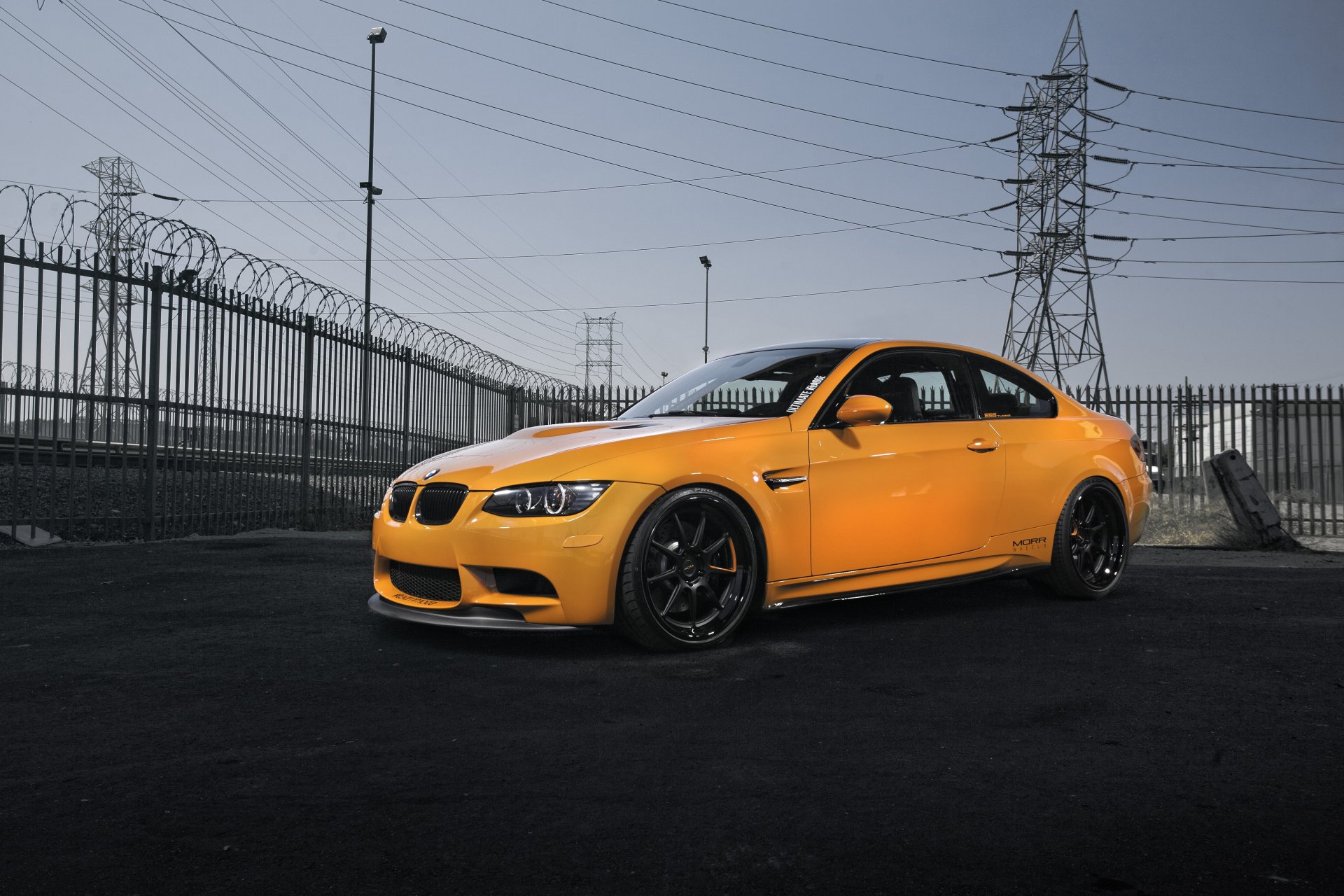 bmw m3 e92 naranja bmw vista lateral llantas cielo líneas eléctricas