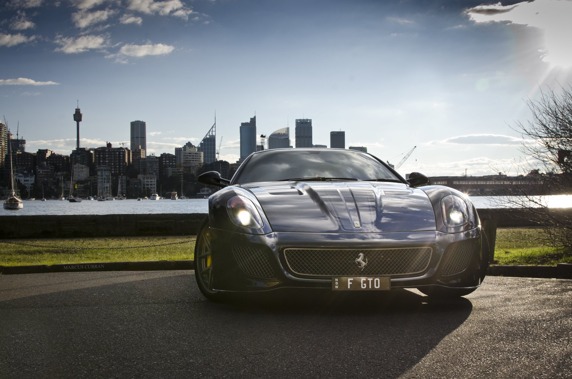 ferrari gto schwarz stadt ferrari schwarz trp rea meer gebäude häuser felgen vor steht marcus curren