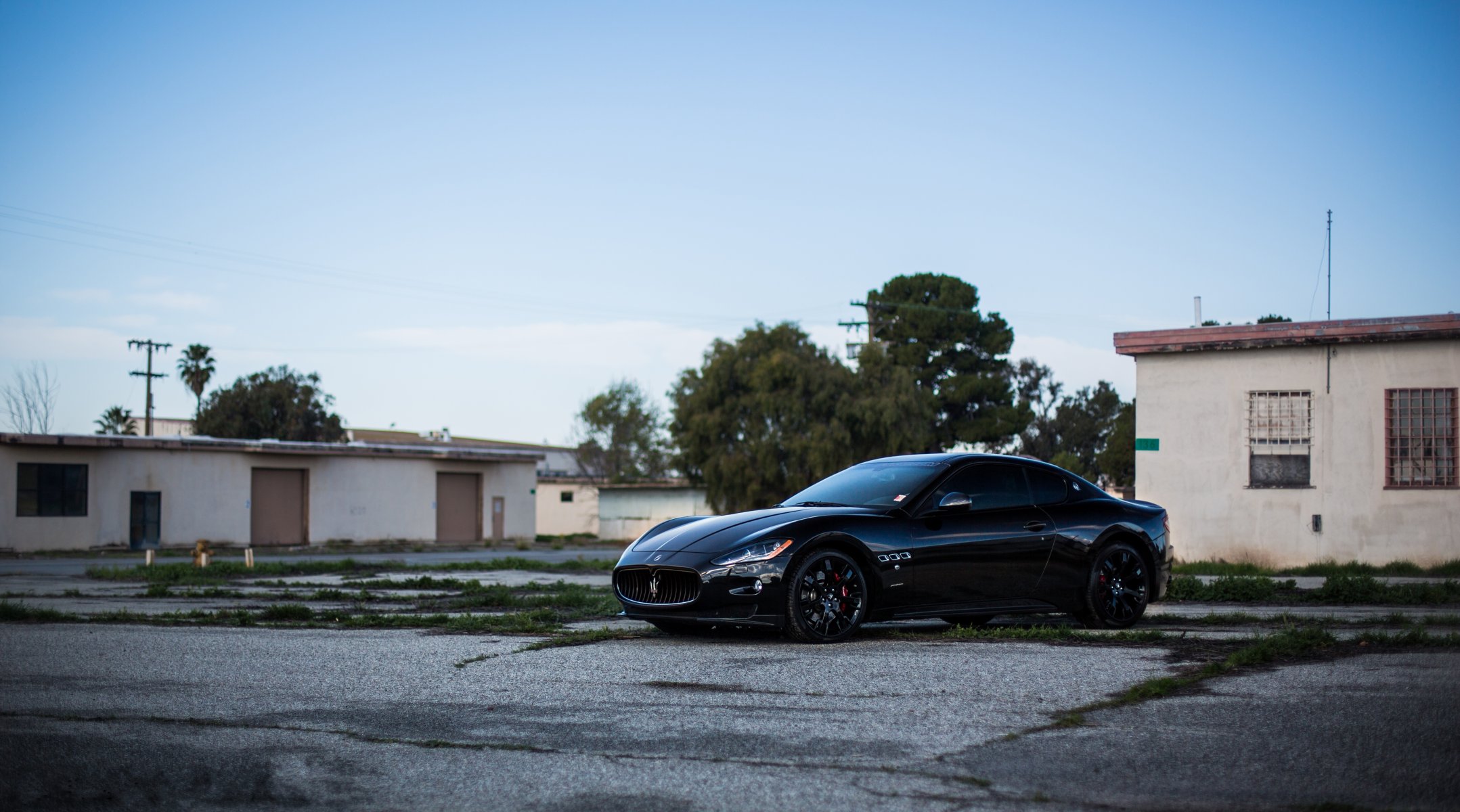 maserati granturismo mc stradale negro maserati granturismo stradale vista lateral discos negros casas árboles