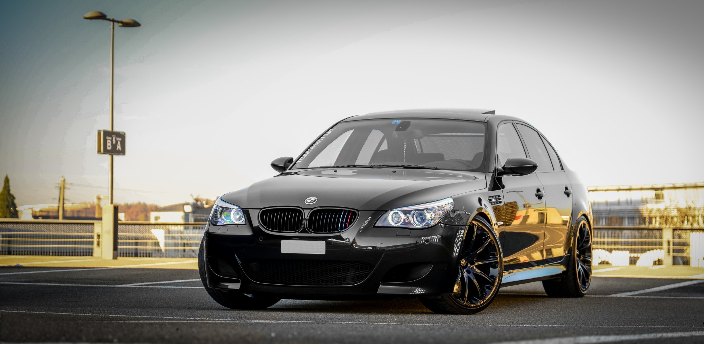 bmw m5 e60 черный бмв седан парковка небо