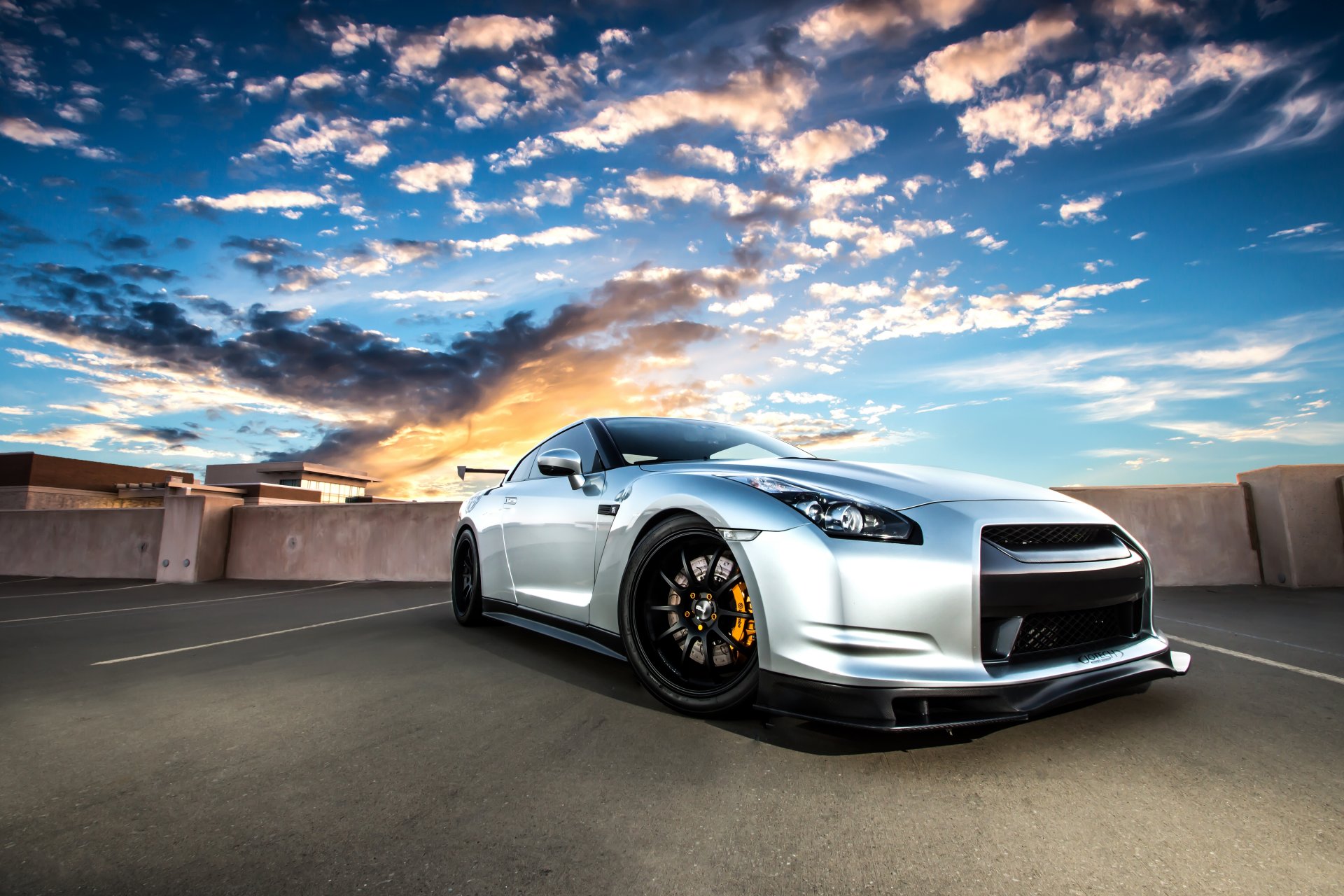 nissan gt-r r35 argent niisan gt-r argent toit ciel nuages coucher de soleil