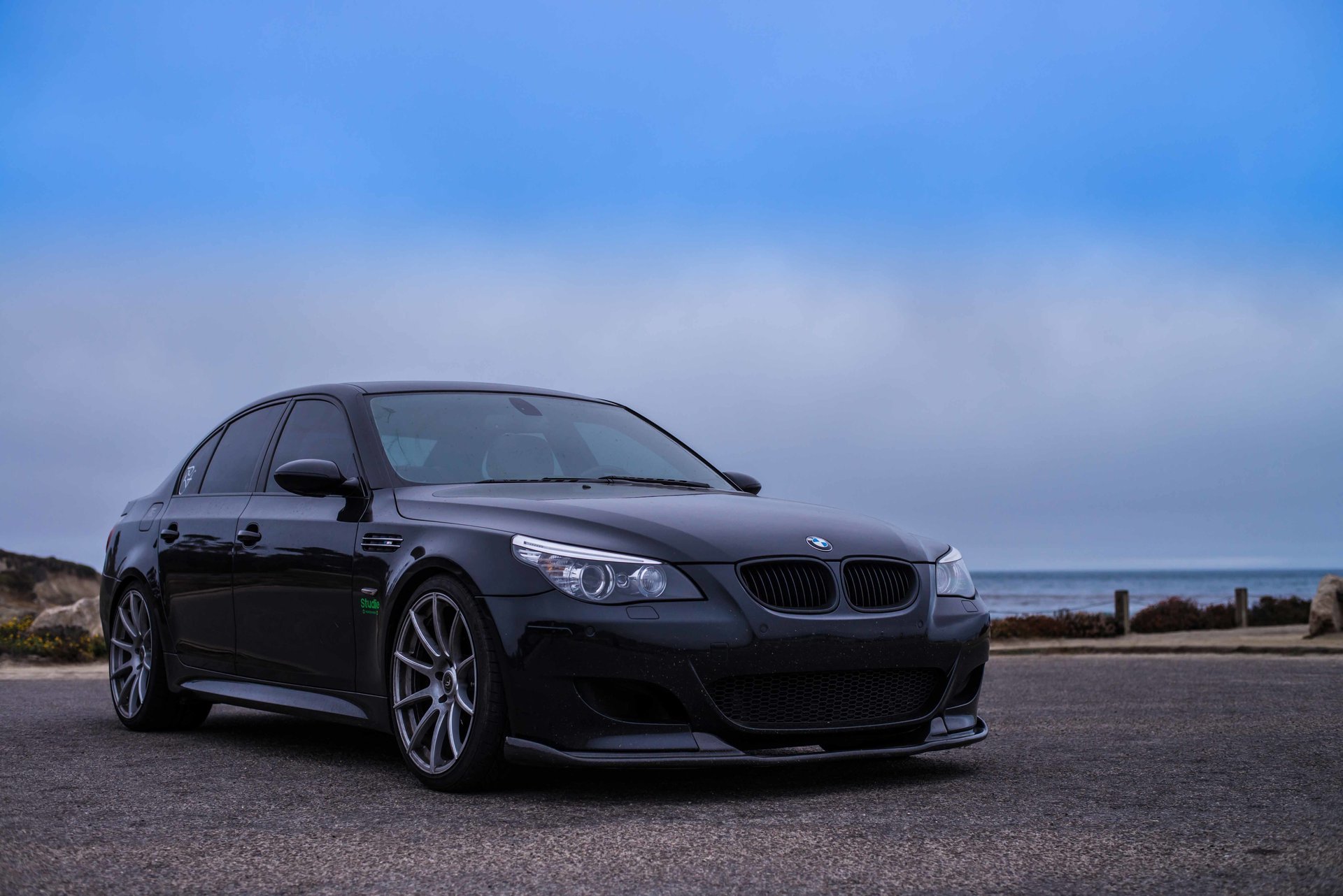 bmw m5 e60 negro bmw sedán cielo nubes océano