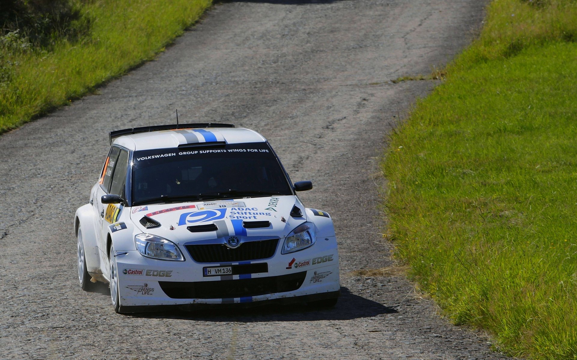 koda fabia rally rally frente blanco carretera asfalto competición