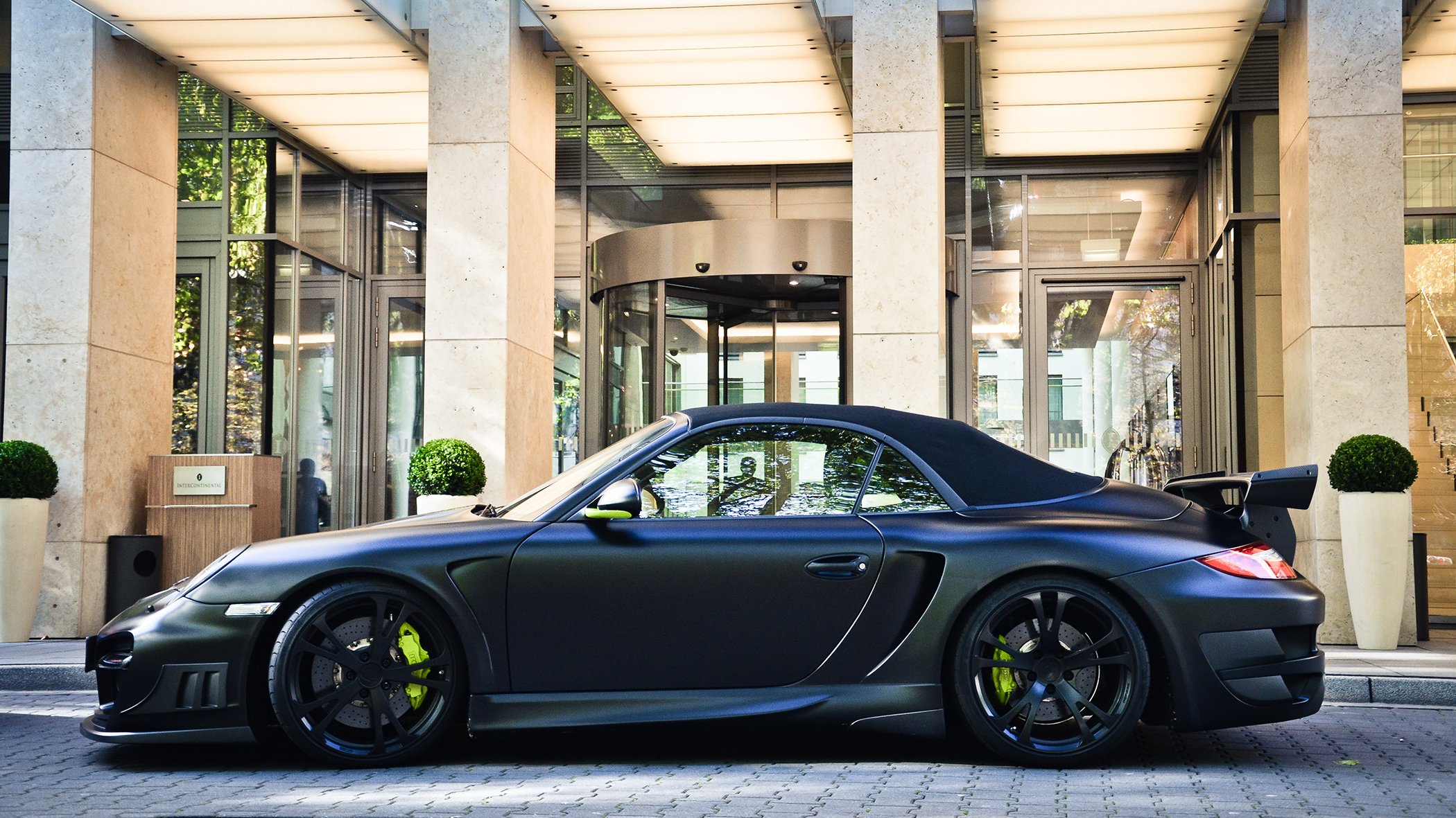 porsche 911 gt techart convertible negro mate edificio